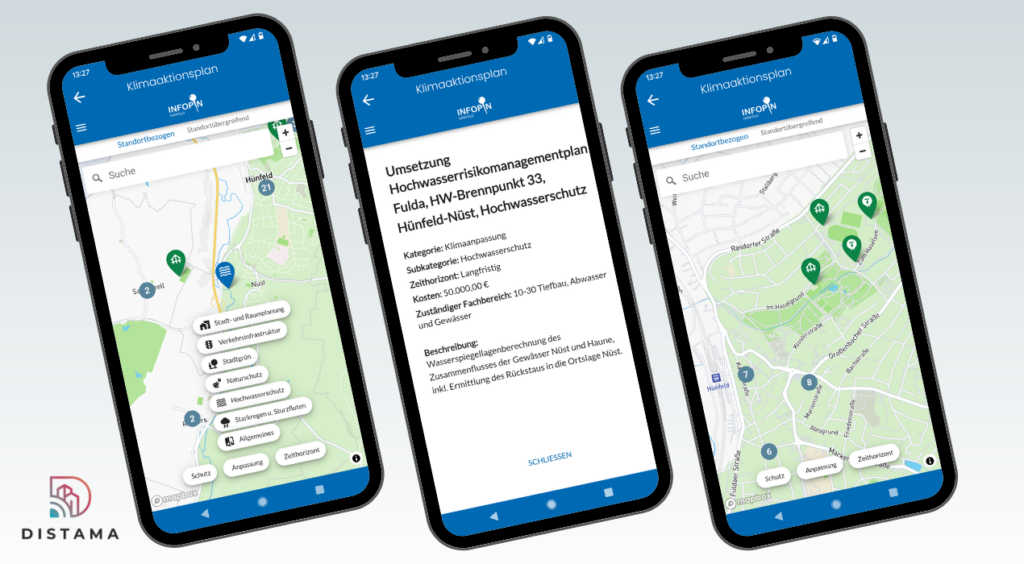 Drei Smartphones, die zwei Mal eine Übersichtskarte des Klimaaktionsplans zeigen sowie die Beschreibung einer Maßnahme, in dem Fall zum Thema Hochwasserschutz. 